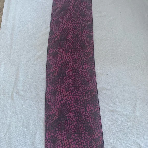 Elegant Pink and Black Chiffon Scarf - Picture 6 of 9